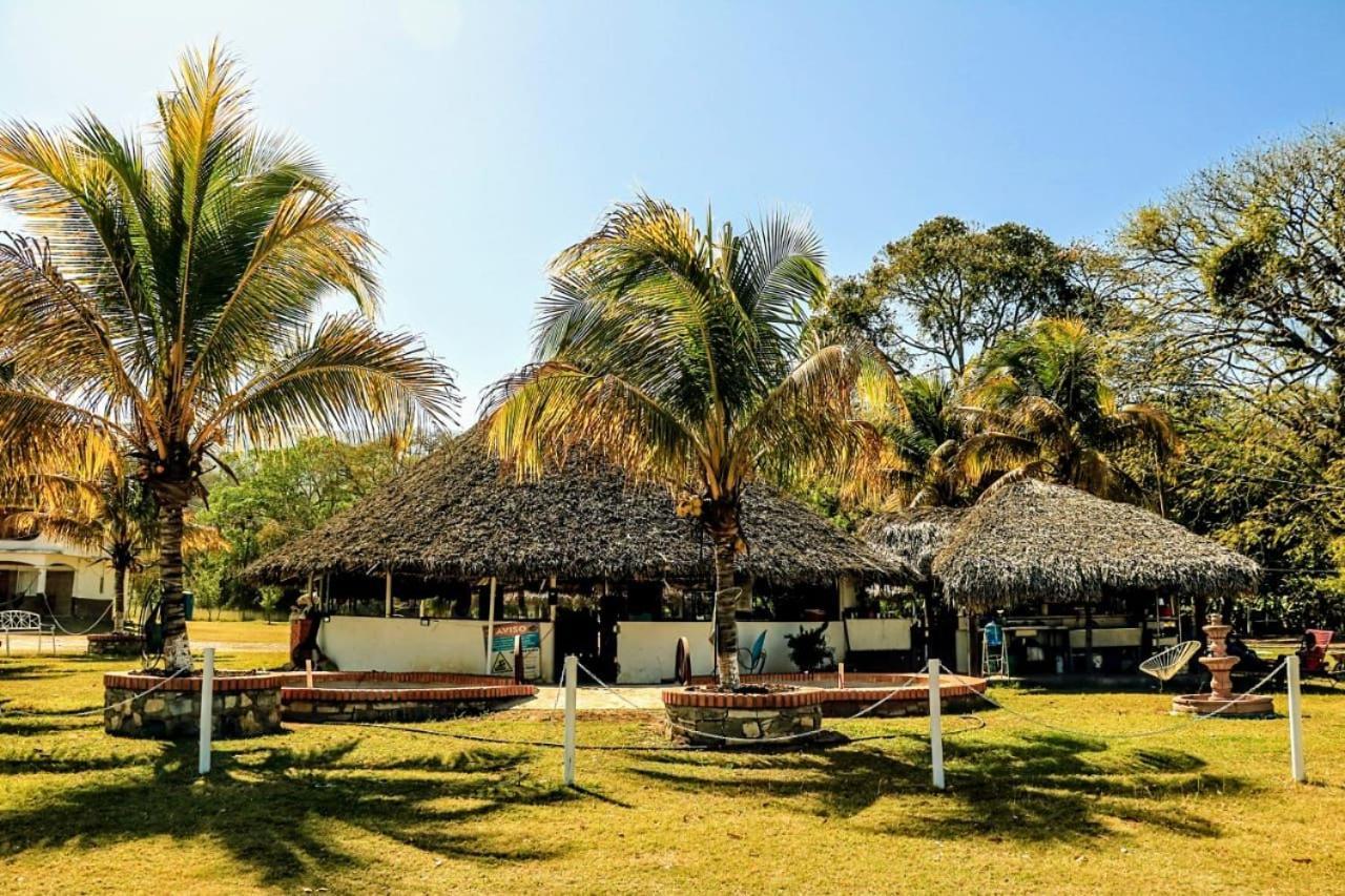 Hotel Y Restaurante El Texano タマソポ エクステリア 写真